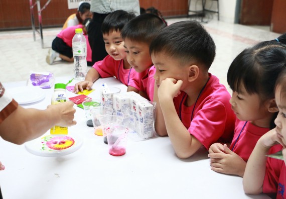 ภาพกิจกรรม คณะวิทยาศาสตร์และเทคโนโลยี จัดกิจกรรมค่ายวิทยาศาสตร์โรงเรียนสาธิตฯ ระดับชั้นอนุบาล