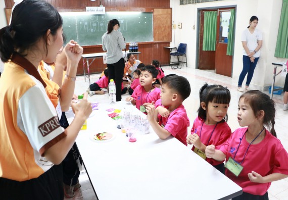 ภาพกิจกรรม คณะวิทยาศาสตร์และเทคโนโลยี จัดกิจกรรมค่ายวิทยาศาสตร์โรงเรียนสาธิตฯ ระดับชั้นอนุบาล