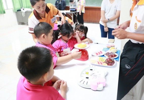 ภาพกิจกรรม คณะวิทยาศาสตร์และเทคโนโลยี จัดกิจกรรมค่ายวิทยาศาสตร์โรงเรียนสาธิตฯ ระดับชั้นอนุบาล