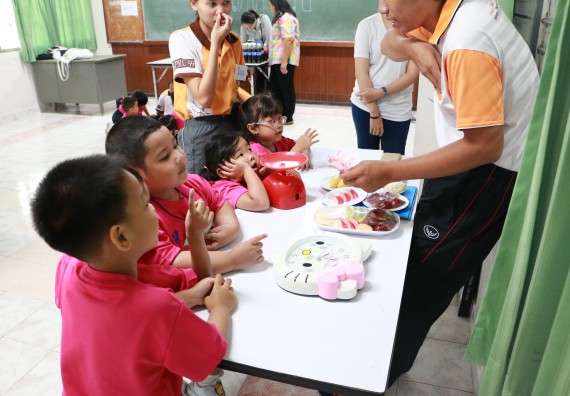 ภาพกิจกรรม คณะวิทยาศาสตร์และเทคโนโลยี จัดกิจกรรมค่ายวิทยาศาสตร์โรงเรียนสาธิตฯ ระดับชั้นอนุบาล