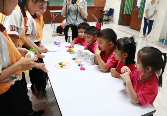 ภาพกิจกรรม คณะวิทยาศาสตร์และเทคโนโลยี จัดกิจกรรมค่ายวิทยาศาสตร์โรงเรียนสาธิตฯ ระดับชั้นอนุบาล