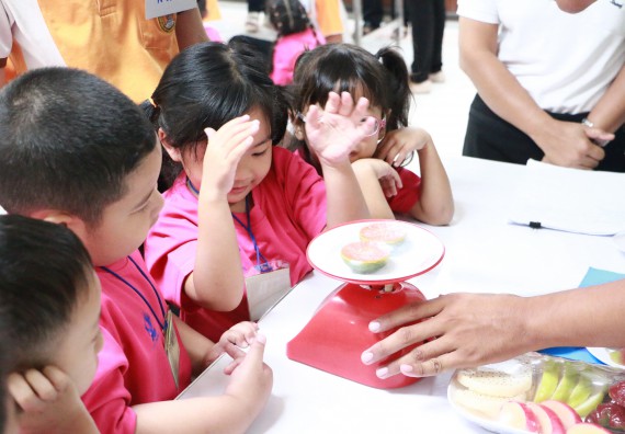 ภาพกิจกรรม คณะวิทยาศาสตร์และเทคโนโลยี จัดกิจกรรมค่ายวิทยาศาสตร์โรงเรียนสาธิตฯ ระดับชั้นอนุบาล