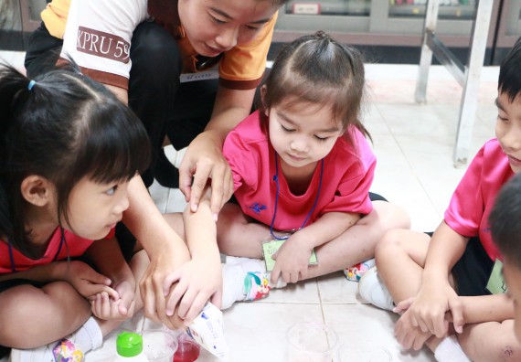 ภาพกิจกรรม คณะวิทยาศาสตร์และเทคโนโลยี จัดกิจกรรมค่ายวิทยาศาสตร์โรงเรียนสาธิตฯ ระดับชั้นอนุบาล