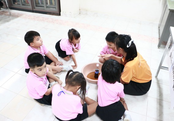 ภาพกิจกรรม คณะวิทยาศาสตร์และเทคโนโลยี จัดกิจกรรมค่ายวิทยาศาสตร์โรงเรียนสาธิตฯ ระดับชั้นอนุบาล