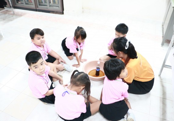 ภาพกิจกรรม คณะวิทยาศาสตร์และเทคโนโลยี จัดกิจกรรมค่ายวิทยาศาสตร์โรงเรียนสาธิตฯ ระดับชั้นอนุบาล
