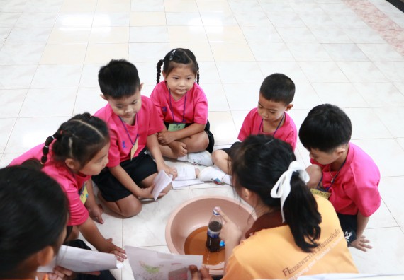 ภาพกิจกรรม คณะวิทยาศาสตร์และเทคโนโลยี จัดกิจกรรมค่ายวิทยาศาสตร์โรงเรียนสาธิตฯ ระดับชั้นอนุบาล