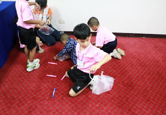 ภาพกิจกรรม คณะวิทยาศาสตร์และเทคโนโลยี จัดกิจกรรมค่ายวิทยาศาสตร์โรงเรียนสาธิตฯ ระดับชั้นอนุบาล