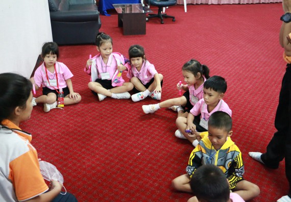 ภาพกิจกรรม คณะวิทยาศาสตร์และเทคโนโลยี จัดกิจกรรมค่ายวิทยาศาสตร์โรงเรียนสาธิตฯ ระดับชั้นอนุบาล