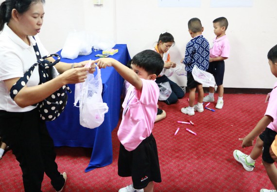 ภาพกิจกรรม คณะวิทยาศาสตร์และเทคโนโลยี จัดกิจกรรมค่ายวิทยาศาสตร์โรงเรียนสาธิตฯ ระดับชั้นอนุบาล