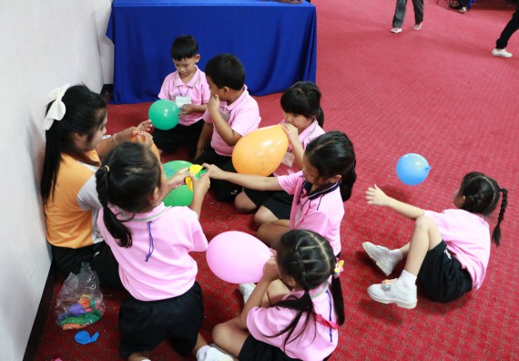 ภาพกิจกรรม คณะวิทยาศาสตร์และเทคโนโลยี จัดกิจกรรมค่ายวิทยาศาสตร์โรงเรียนสาธิตฯ ระดับชั้นอนุบาล