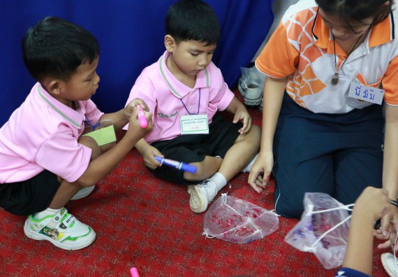 ภาพกิจกรรม คณะวิทยาศาสตร์และเทคโนโลยี จัดกิจกรรมค่ายวิทยาศาสตร์โรงเรียนสาธิตฯ ระดับชั้นอนุบาล