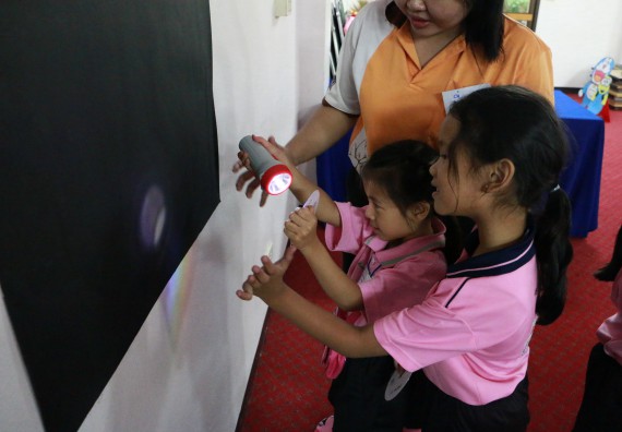 ภาพกิจกรรม คณะวิทยาศาสตร์และเทคโนโลยี จัดกิจกรรมค่ายวิทยาศาสตร์โรงเรียนสาธิตฯ ระดับชั้นอนุบาล