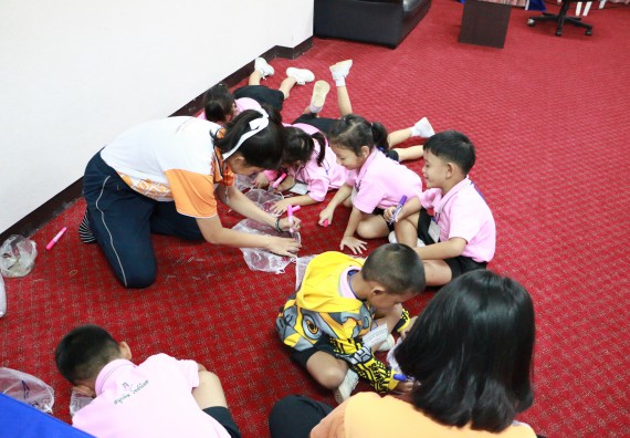 ภาพกิจกรรม คณะวิทยาศาสตร์และเทคโนโลยี จัดกิจกรรมค่ายวิทยาศาสตร์โรงเรียนสาธิตฯ ระดับชั้นอนุบาล