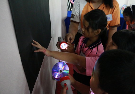 ภาพกิจกรรม คณะวิทยาศาสตร์และเทคโนโลยี จัดกิจกรรมค่ายวิทยาศาสตร์โรงเรียนสาธิตฯ ระดับชั้นอนุบาล