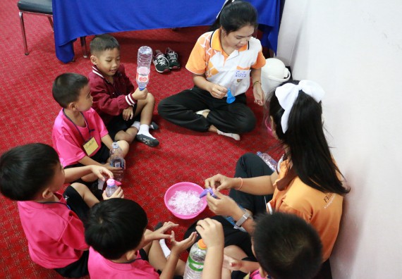 ภาพกิจกรรม คณะวิทยาศาสตร์และเทคโนโลยี จัดกิจกรรมค่ายวิทยาศาสตร์โรงเรียนสาธิตฯ ระดับชั้นอนุบาล