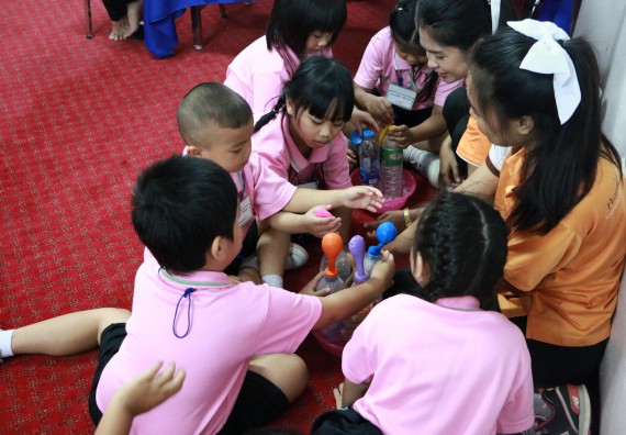 ภาพกิจกรรม คณะวิทยาศาสตร์และเทคโนโลยี จัดกิจกรรมค่ายวิทยาศาสตร์โรงเรียนสาธิตฯ ระดับชั้นอนุบาล