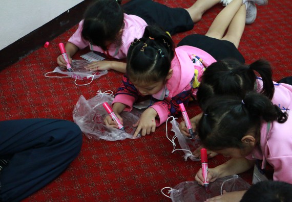 ภาพกิจกรรม คณะวิทยาศาสตร์และเทคโนโลยี จัดกิจกรรมค่ายวิทยาศาสตร์โรงเรียนสาธิตฯ ระดับชั้นอนุบาล