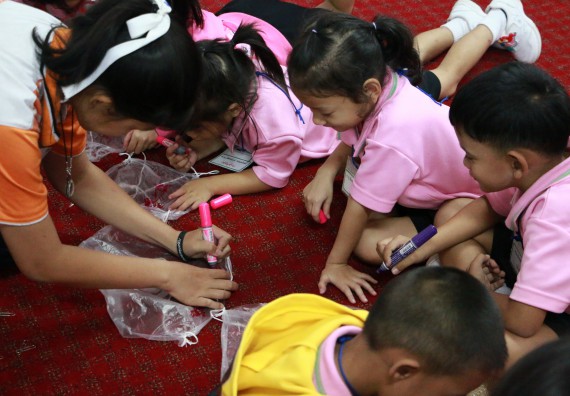 ภาพกิจกรรม คณะวิทยาศาสตร์และเทคโนโลยี จัดกิจกรรมค่ายวิทยาศาสตร์โรงเรียนสาธิตฯ ระดับชั้นอนุบาล