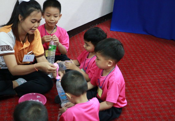 ภาพกิจกรรม คณะวิทยาศาสตร์และเทคโนโลยี จัดกิจกรรมค่ายวิทยาศาสตร์โรงเรียนสาธิตฯ ระดับชั้นอนุบาล