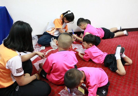 ภาพกิจกรรม คณะวิทยาศาสตร์และเทคโนโลยี จัดกิจกรรมค่ายวิทยาศาสตร์โรงเรียนสาธิตฯ ระดับชั้นอนุบาล