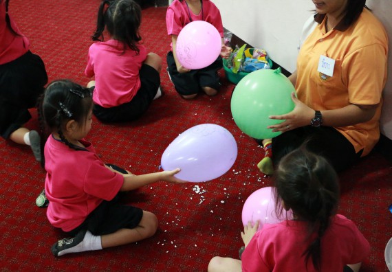 ภาพกิจกรรม คณะวิทยาศาสตร์และเทคโนโลยี จัดกิจกรรมค่ายวิทยาศาสตร์โรงเรียนสาธิตฯ ระดับชั้นอนุบาล