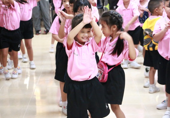 ภาพกิจกรรม คณะวิทยาศาสตร์และเทคโนโลยี จัดกิจกรรมค่ายวิทยาศาสตร์โรงเรียนสาธิตฯ ระดับชั้นอนุบาล