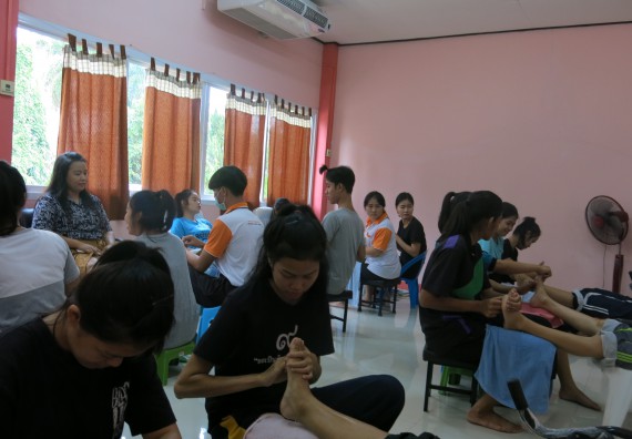 ภาพกิจกรรม โปรแกรมวิชาสาธารณสุขศาสตร์ อบรมการนวดเท้าเพื่อสุขภาพ