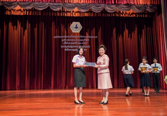 ภาพกิจกรรม นักศึกษาคณะวิทยาศาสตร์และเทคโนโลยี ชั้นปีที่ 1 และชั้นปีที่ 4	ได้รับรางวัลและทุนการศึกษาทางวิทยาศาสตร์ ประจำปี พ.ศ. 2560