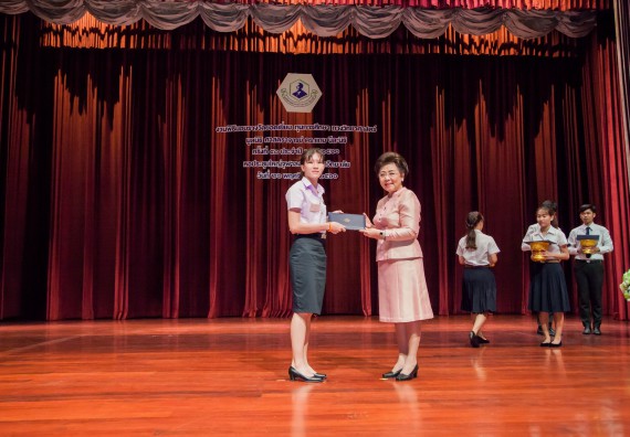 ภาพกิจกรรม นักศึกษาคณะวิทยาศาสตร์และเทคโนโลยี ชั้นปีที่ 1 และชั้นปีที่ 4	ได้รับรางวัลและทุนการศึกษาทางวิทยาศาสตร์ ประจำปี พ.ศ. 2560