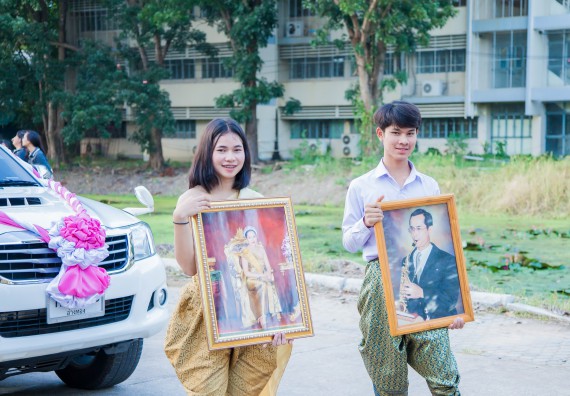 ภาพกิจกรรม นักศึกษาคณะวิทยาศาสตร์และเทคโนโลยี เข้าร่วมกิจกรรมงานราชภัฏลอยกระทง การประกวดกระทงใบตองดอกไม้สด