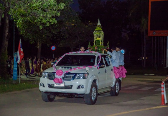 ภาพกิจกรรม นักศึกษาคณะวิทยาศาสตร์และเทคโนโลยี เข้าร่วมกิจกรรมงานราชภัฏลอยกระทง การประกวดกระทงใบตองดอกไม้สด