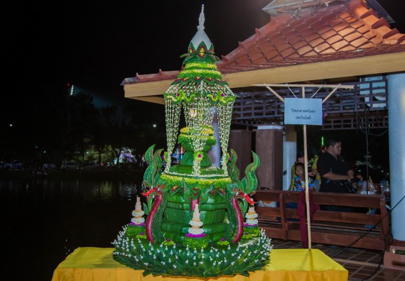 ภาพกิจกรรม นักศึกษาคณะวิทยาศาสตร์และเทคโนโลยี เข้าร่วมกิจกรรมงานราชภัฏลอยกระทง การประกวดกระทงใบตองดอกไม้สด