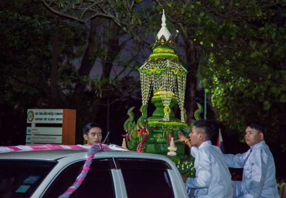 ภาพกิจกรรม นักศึกษาคณะวิทยาศาสตร์และเทคโนโลยี เข้าร่วมกิจกรรมงานราชภัฏลอยกระทง การประกวดกระทงใบตองดอกไม้สด