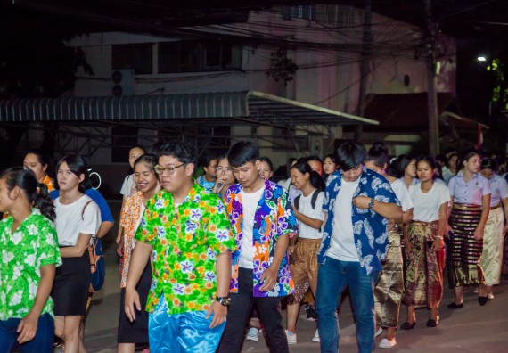 ภาพกิจกรรม นักศึกษาคณะวิทยาศาสตร์และเทคโนโลยี เข้าร่วมกิจกรรมงานราชภัฏลอยกระทง การประกวดกระทงใบตองดอกไม้สด