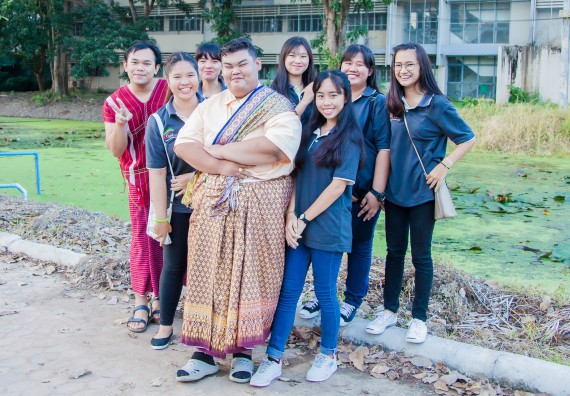 ภาพกิจกรรม นักศึกษาคณะวิทยาศาสตร์และเทคโนโลยี เข้าร่วมกิจกรรมงานราชภัฏลอยกระทง การประกวดกระทงใบตองดอกไม้สด