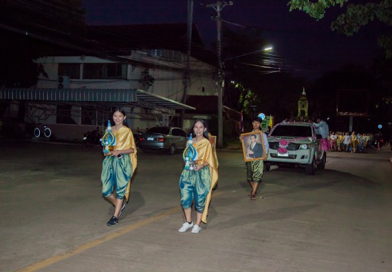 ภาพกิจกรรม นักศึกษาคณะวิทยาศาสตร์และเทคโนโลยี เข้าร่วมกิจกรรมงานราชภัฏลอยกระทง การประกวดกระทงใบตองดอกไม้สด