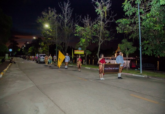 ภาพกิจกรรม นักศึกษาคณะวิทยาศาสตร์และเทคโนโลยี เข้าร่วมกิจกรรมงานราชภัฏลอยกระทง การประกวดกระทงใบตองดอกไม้สด