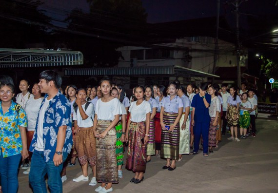 ภาพกิจกรรม นักศึกษาคณะวิทยาศาสตร์และเทคโนโลยี เข้าร่วมกิจกรรมงานราชภัฏลอยกระทง การประกวดกระทงใบตองดอกไม้สด