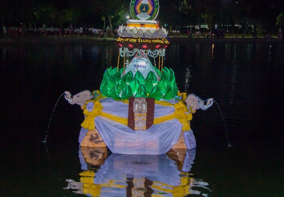 ภาพกิจกรรม นักศึกษาคณะวิทยาศาสตร์และเทคโนโลยี เข้าร่วมกิจกรรมงานราชภัฏลอยกระทง การประกวดกระทงใบตองดอกไม้สด