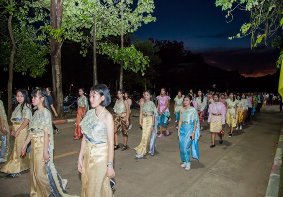 ภาพกิจกรรม นักศึกษาคณะวิทยาศาสตร์และเทคโนโลยี เข้าร่วมกิจกรรมงานราชภัฏลอยกระทง การประกวดกระทงใบตองดอกไม้สด