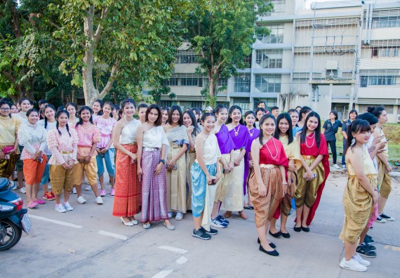 ภาพกิจกรรม นักศึกษาคณะวิทยาศาสตร์และเทคโนโลยี เข้าร่วมกิจกรรมงานราชภัฏลอยกระทง การประกวดกระทงใบตองดอกไม้สด