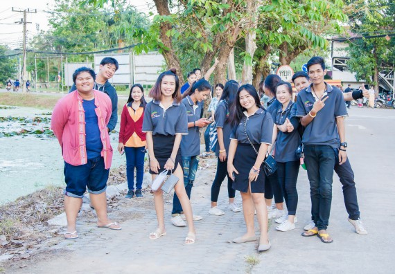 ภาพกิจกรรม นักศึกษาคณะวิทยาศาสตร์และเทคโนโลยี เข้าร่วมกิจกรรมงานราชภัฏลอยกระทง การประกวดกระทงใบตองดอกไม้สด