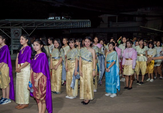 ภาพกิจกรรม นักศึกษาคณะวิทยาศาสตร์และเทคโนโลยี เข้าร่วมกิจกรรมงานราชภัฏลอยกระทง การประกวดกระทงใบตองดอกไม้สด