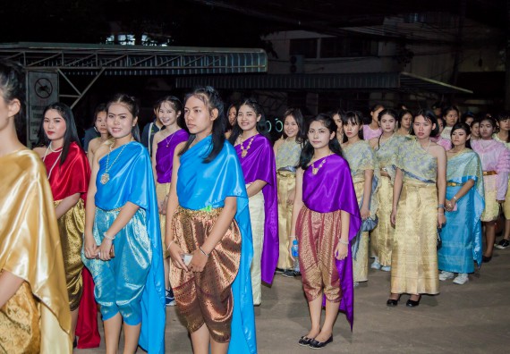 ภาพกิจกรรม นักศึกษาคณะวิทยาศาสตร์และเทคโนโลยี เข้าร่วมกิจกรรมงานราชภัฏลอยกระทง การประกวดกระทงใบตองดอกไม้สด