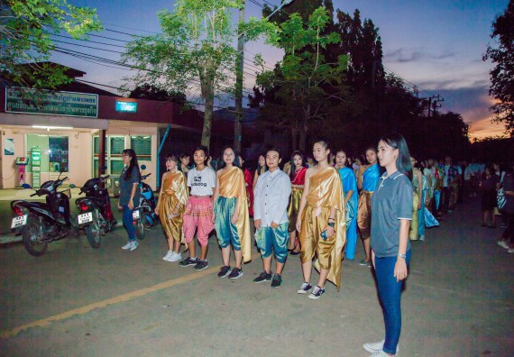 ภาพกิจกรรม นักศึกษาคณะวิทยาศาสตร์และเทคโนโลยี เข้าร่วมกิจกรรมงานราชภัฏลอยกระทง การประกวดกระทงใบตองดอกไม้สด