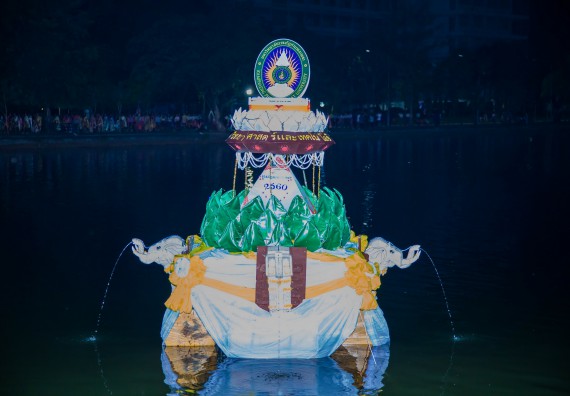 ภาพกิจกรรม นักศึกษาคณะวิทยาศาสตร์และเทคโนโลยี เข้าร่วมกิจกรรมงานราชภัฏลอยกระทง การประกวดกระทงใบตองดอกไม้สด