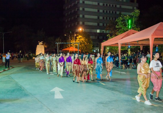 ภาพกิจกรรม นักศึกษาคณะวิทยาศาสตร์และเทคโนโลยี เข้าร่วมกิจกรรมงานราชภัฏลอยกระทง การประกวดกระทงใบตองดอกไม้สด