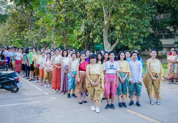 ภาพกิจกรรม นักศึกษาคณะวิทยาศาสตร์และเทคโนโลยี เข้าร่วมกิจกรรมงานราชภัฏลอยกระทง การประกวดกระทงใบตองดอกไม้สด