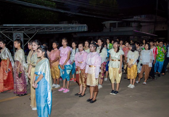 ภาพกิจกรรม นักศึกษาคณะวิทยาศาสตร์และเทคโนโลยี เข้าร่วมกิจกรรมงานราชภัฏลอยกระทง การประกวดกระทงใบตองดอกไม้สด