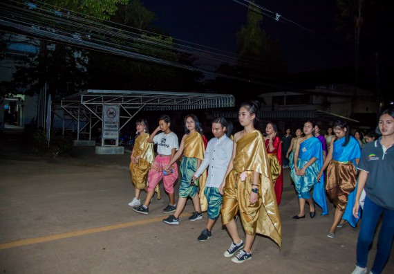 ภาพกิจกรรม นักศึกษาคณะวิทยาศาสตร์และเทคโนโลยี เข้าร่วมกิจกรรมงานราชภัฏลอยกระทง การประกวดกระทงใบตองดอกไม้สด